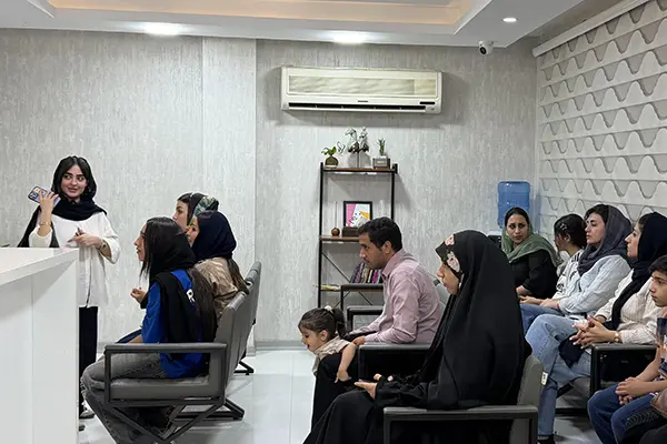 گفتگوی دکتر سپیده باقری با بیماران در سالن انتظار مطب ارتودنسی