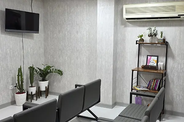 میز پذیرش مطب با تابلوی نام دکتر سپیده باقری، متخصص ارتودنسی